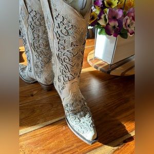 Women’s corral leather bling Swarovski cream color cowboy boots 7